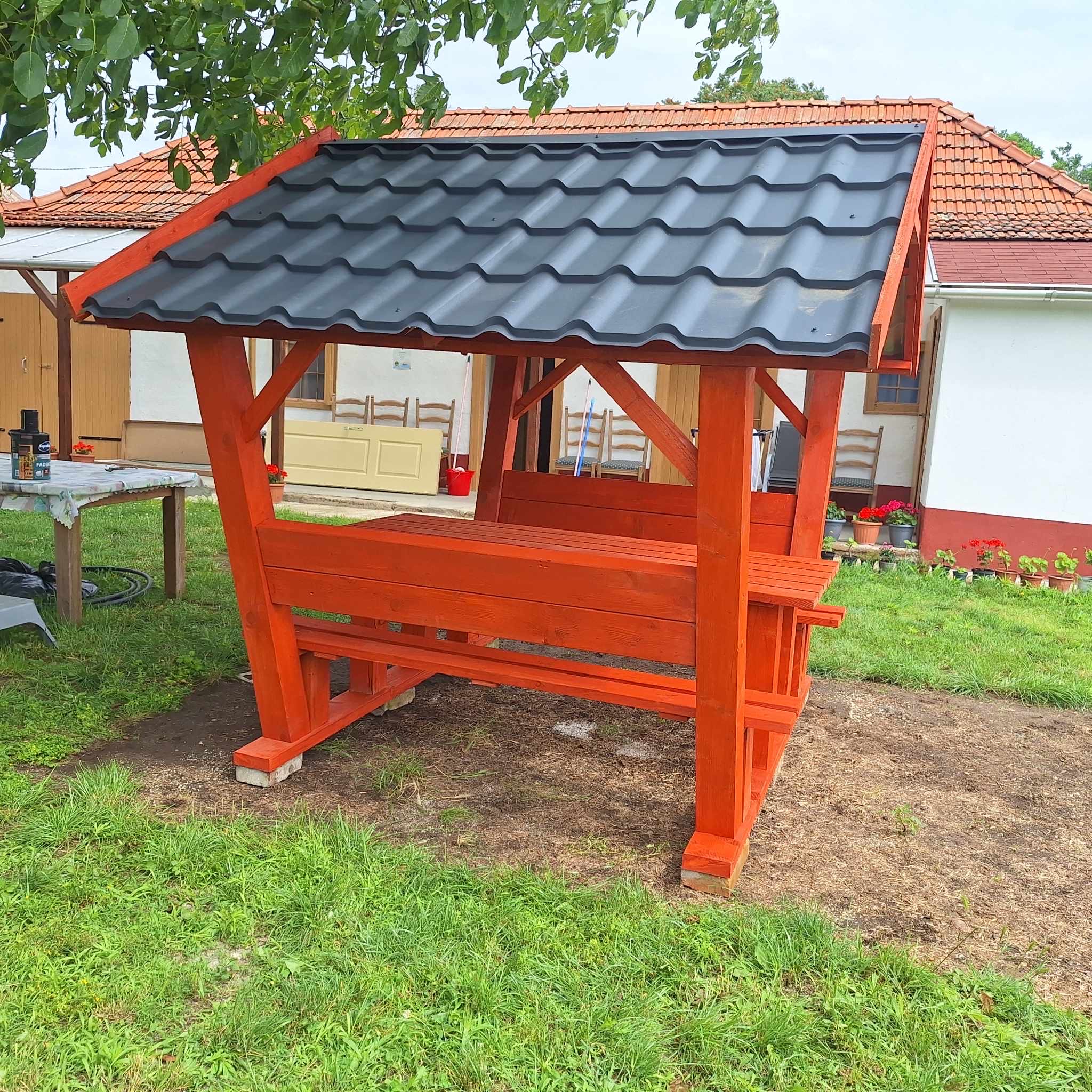 Kockaoszlopos Sörpad Lemeztetővel - Image 2