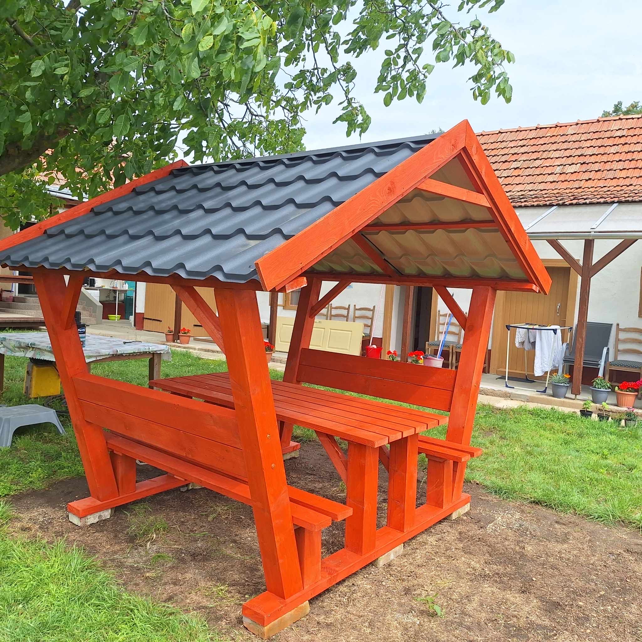 Kockaoszlopos Sörpad Lemeztetővel - Image 3