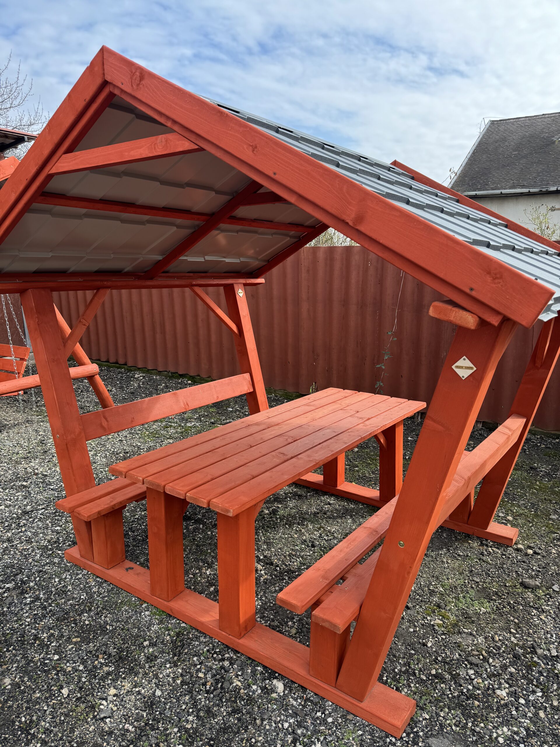 Kockaoszlopos Sörpad Lemeztetővel - Image 6