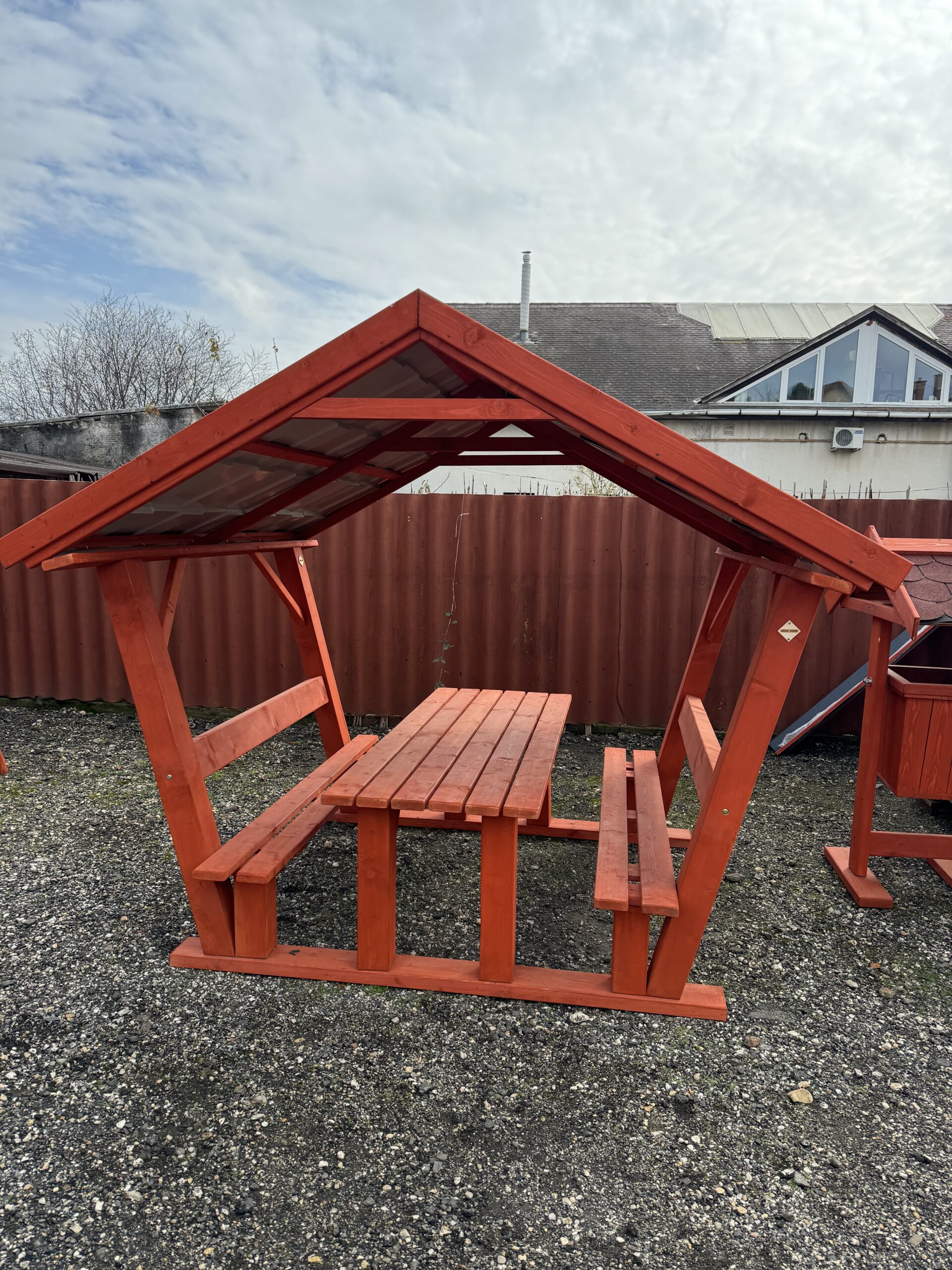 Kockaoszlopos Sörpad Lemeztetővel - Image 7