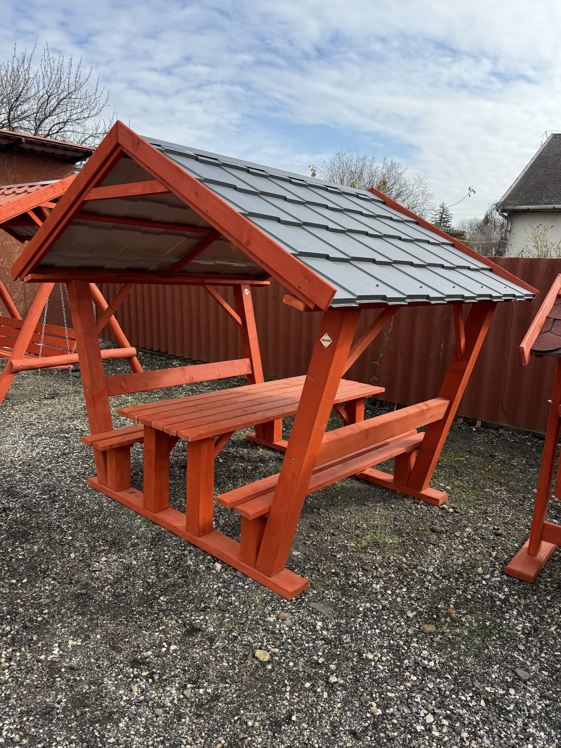 Kockaoszlopos Sörpad Lemeztetővel - Image 9