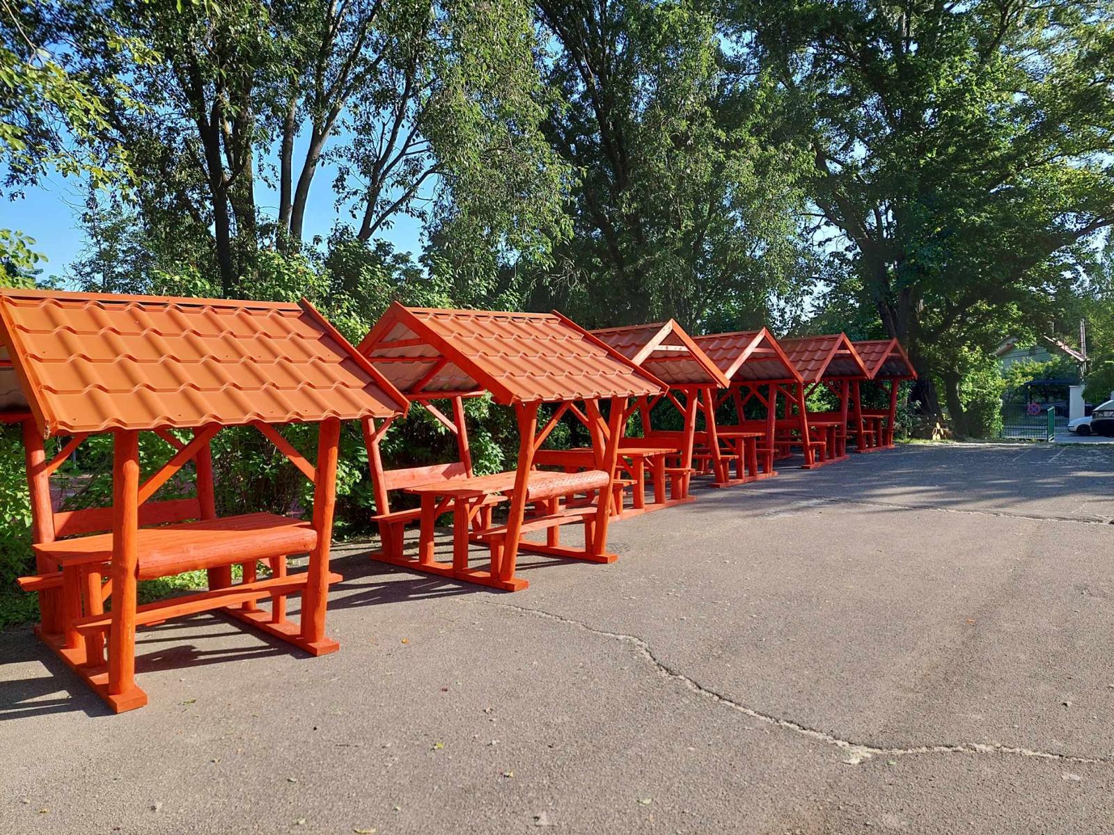 Kockaoszlopos Sörpad Lemeztetővel - Image 10