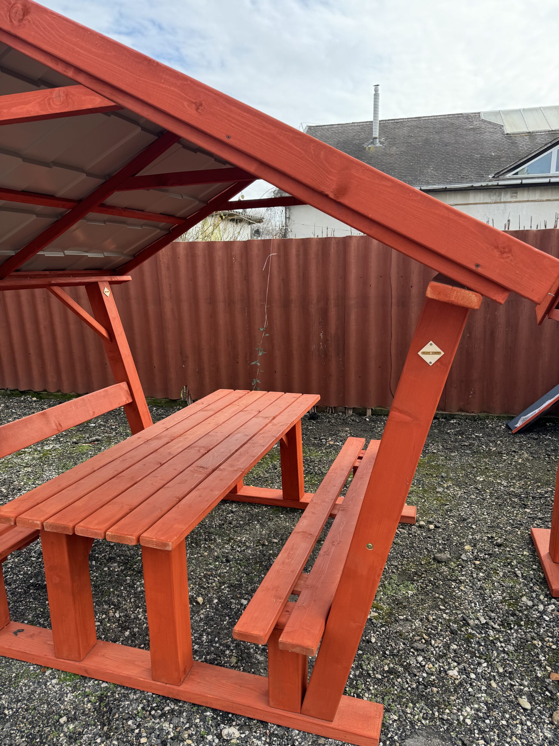 Kockaoszlopos Sörpad Lemeztetővel - Image 11